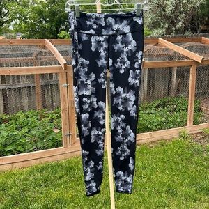 Old Navy Active Go-Dry Leggings • Size Small • Black and Gray Floral